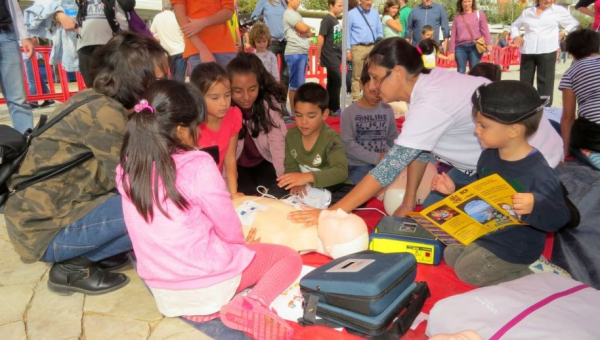 Centenars de persones aprenen a salvar vides amb les seves mans