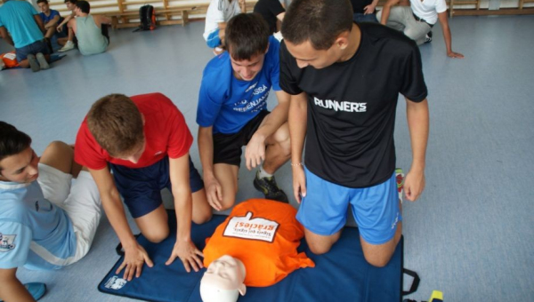 Entrenadors i àrbitres de Futbol 7 han après com actuar en cas d’aturada cardíaca